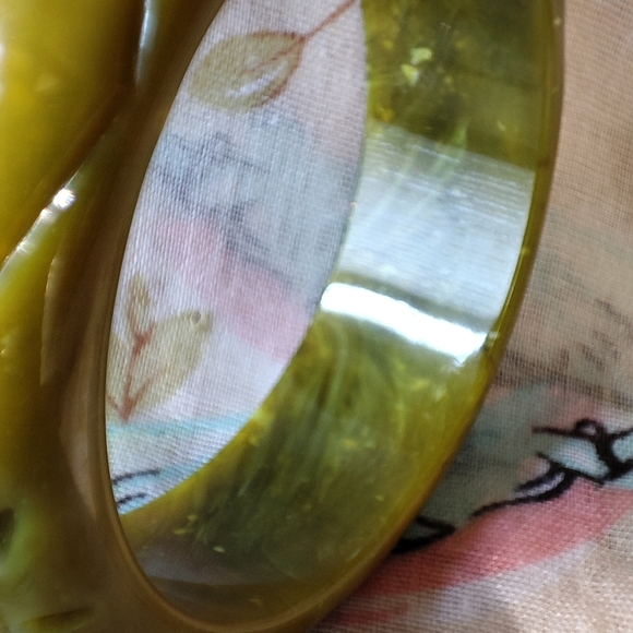 Olive Green Carved Vintage Plastic Slick Shiny Glossy Bangle Bracelet - Picture 6 of 10